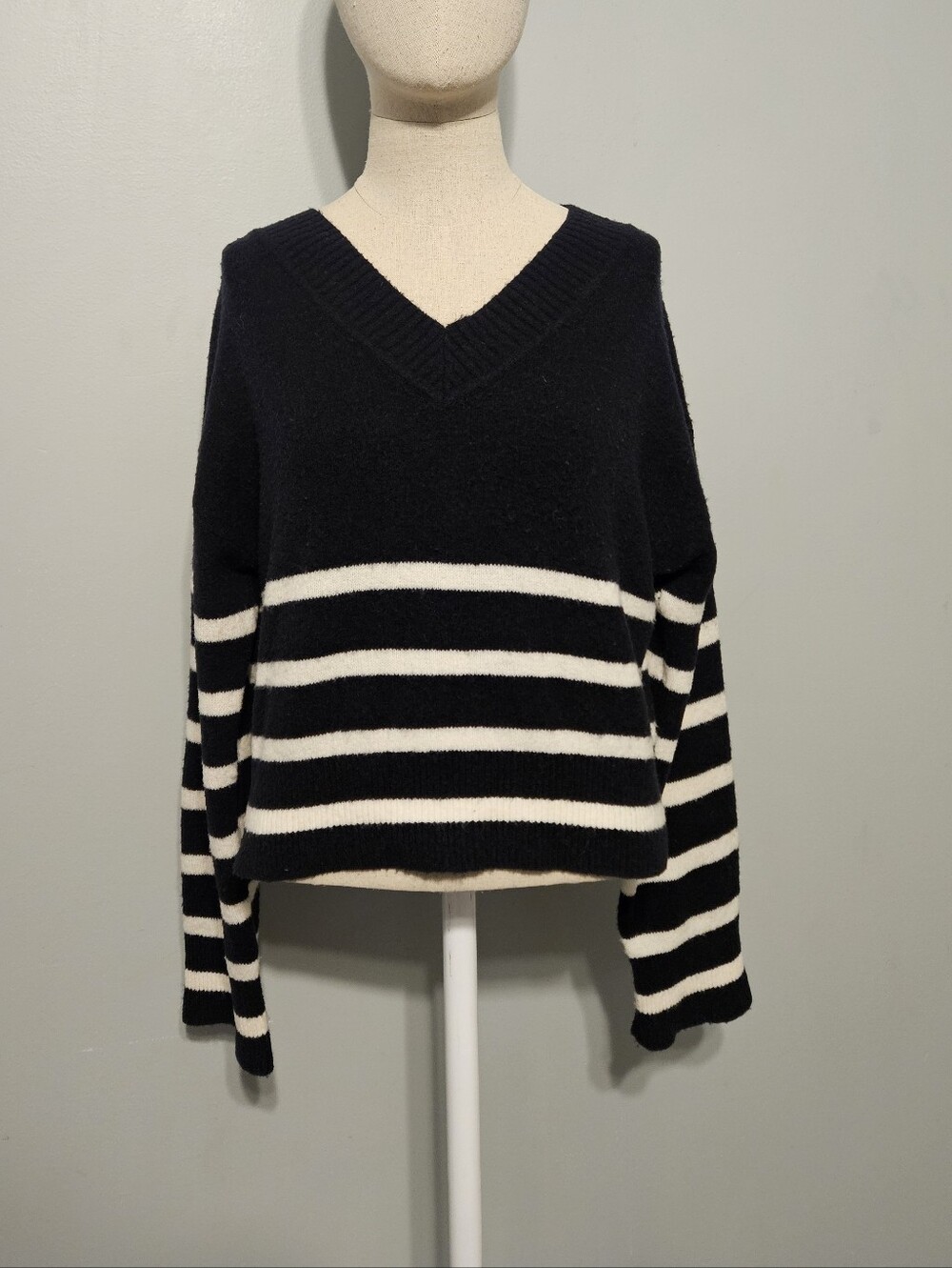 Abercrombie & Fitch Black and White Striped V-Neck Sweater